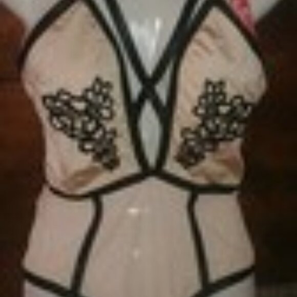 JUAN UC SIZE MEDIUM BODY SUIT NUDE BLACK TRIM & LACE SNAP CROTCH SEXY! NEW - Picture 1 of 6